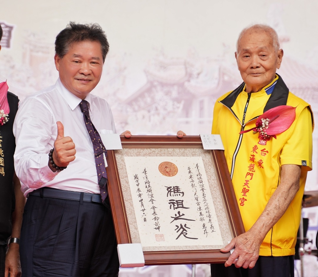 ▲台灣媽祖聯誼會鄭銘坤董事長(左)親自頒獎給東海龍門天聖宮榮譽主委陳萬船(右)。(圖/東海龍門天聖宮 提供)