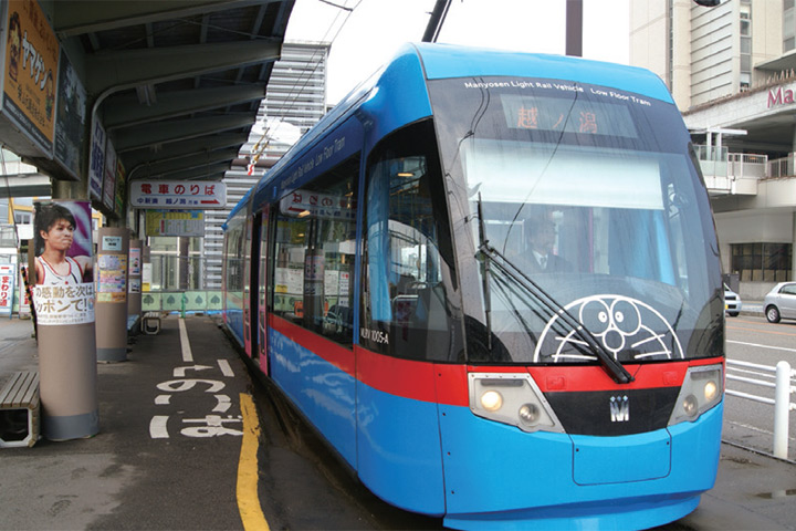 彩繪車身以哆啦A夢為靈感設計，非常可愛。　圖：向日遊顧問有限公司／提供