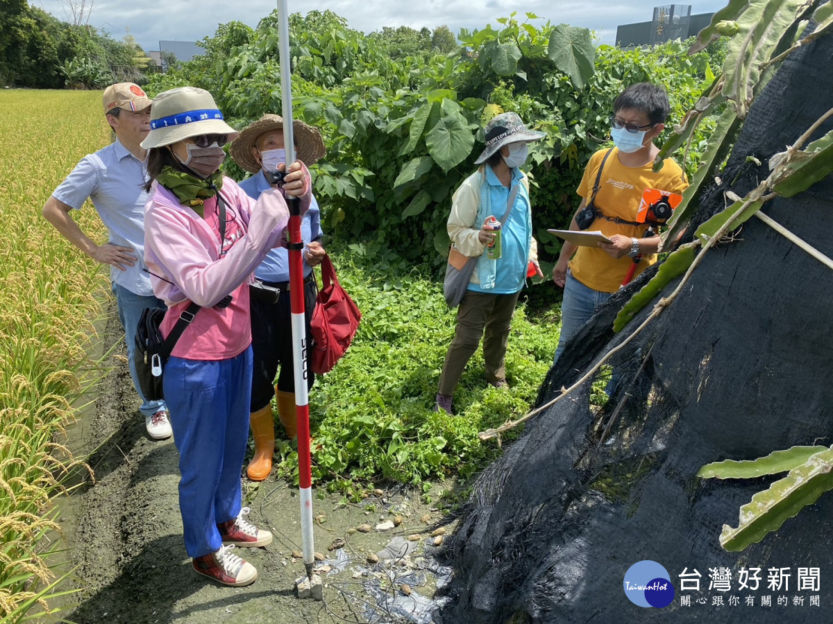 地政處鑑界。圖/記者鄧富珍攝