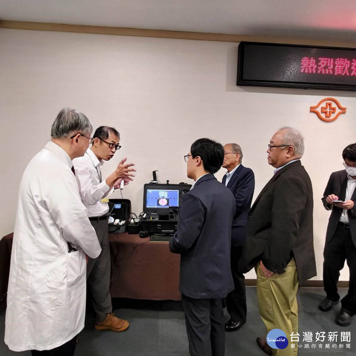 林口長庚團隊展示遠距醫療相關設備,現場交流熱烈