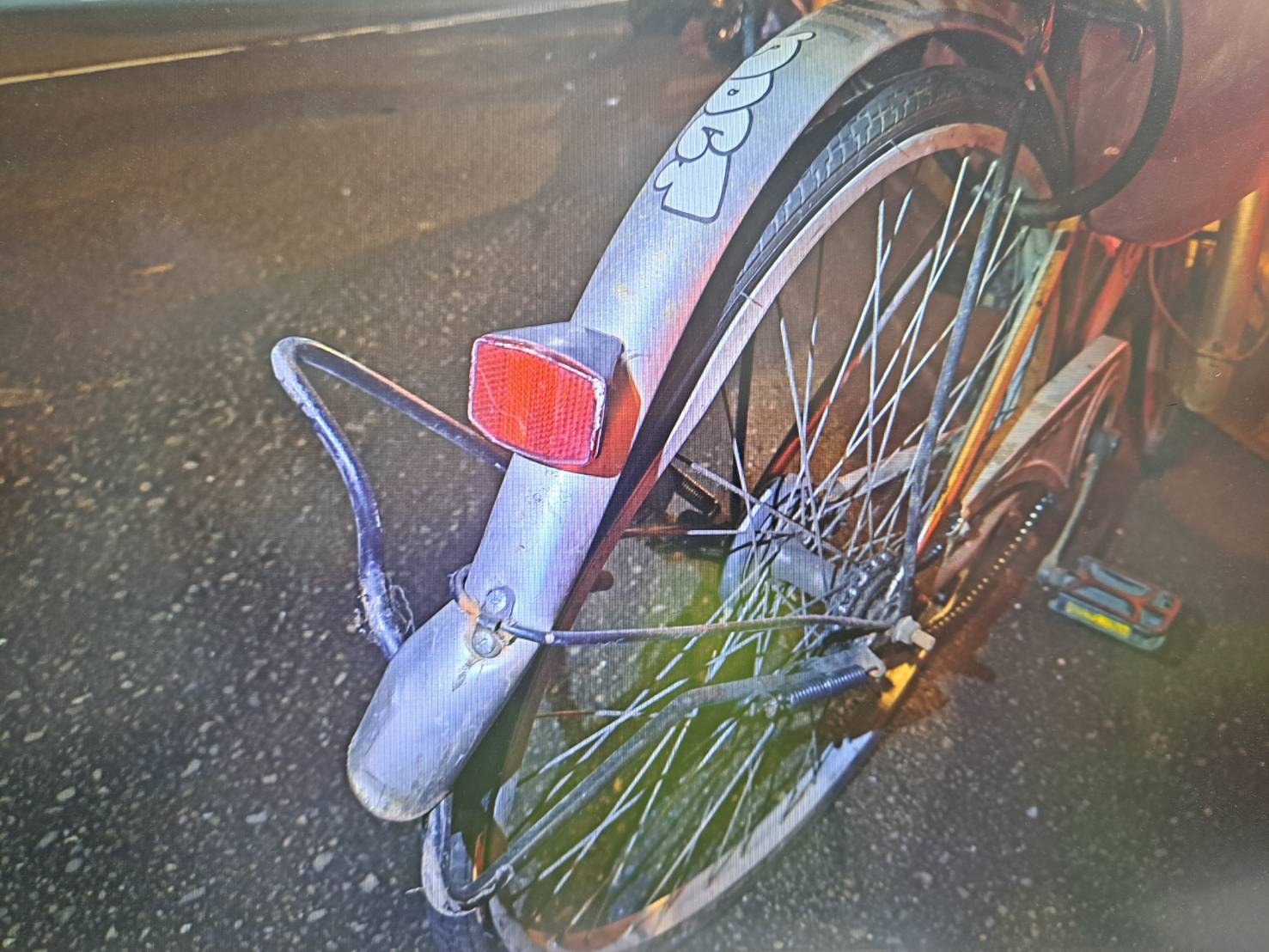 ▲「阿彌陀佛姐」高女的腳踏車遭撞變形。（翻攝畫面）