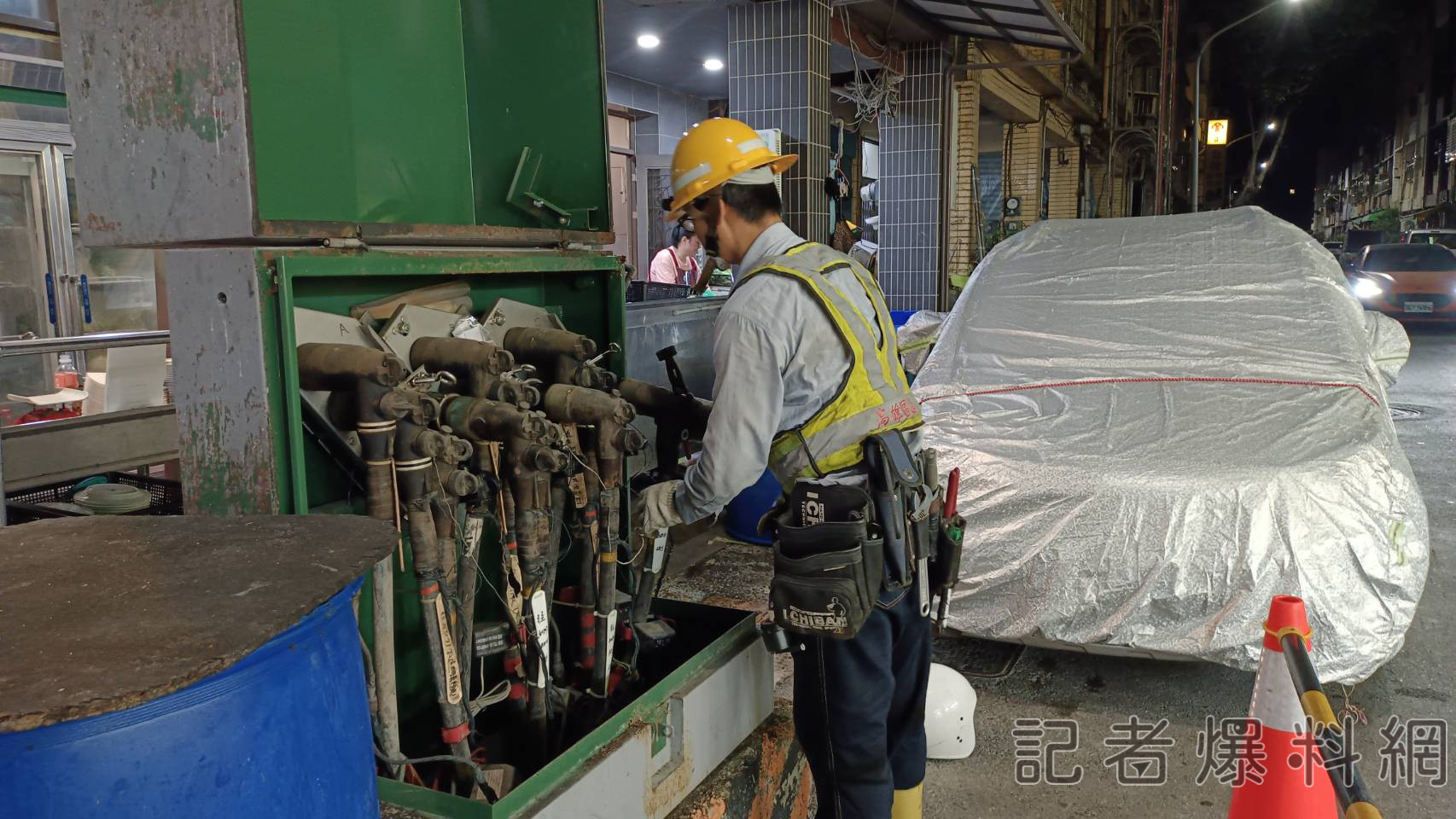 ▲高雄前金區今(27)日晚間傳出停電,台電緊急搶修。(圖/台電提供)