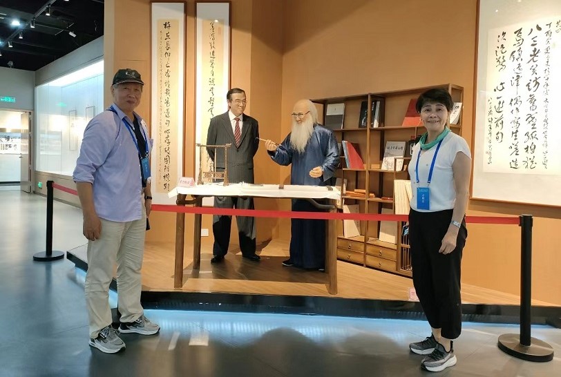 可能是 4 個人、眼鏡和文字的圖像