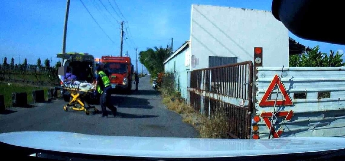老翁摔車跌落1米深水溝 嘉縣布袋員警上班途中主動協助救援送醫 !