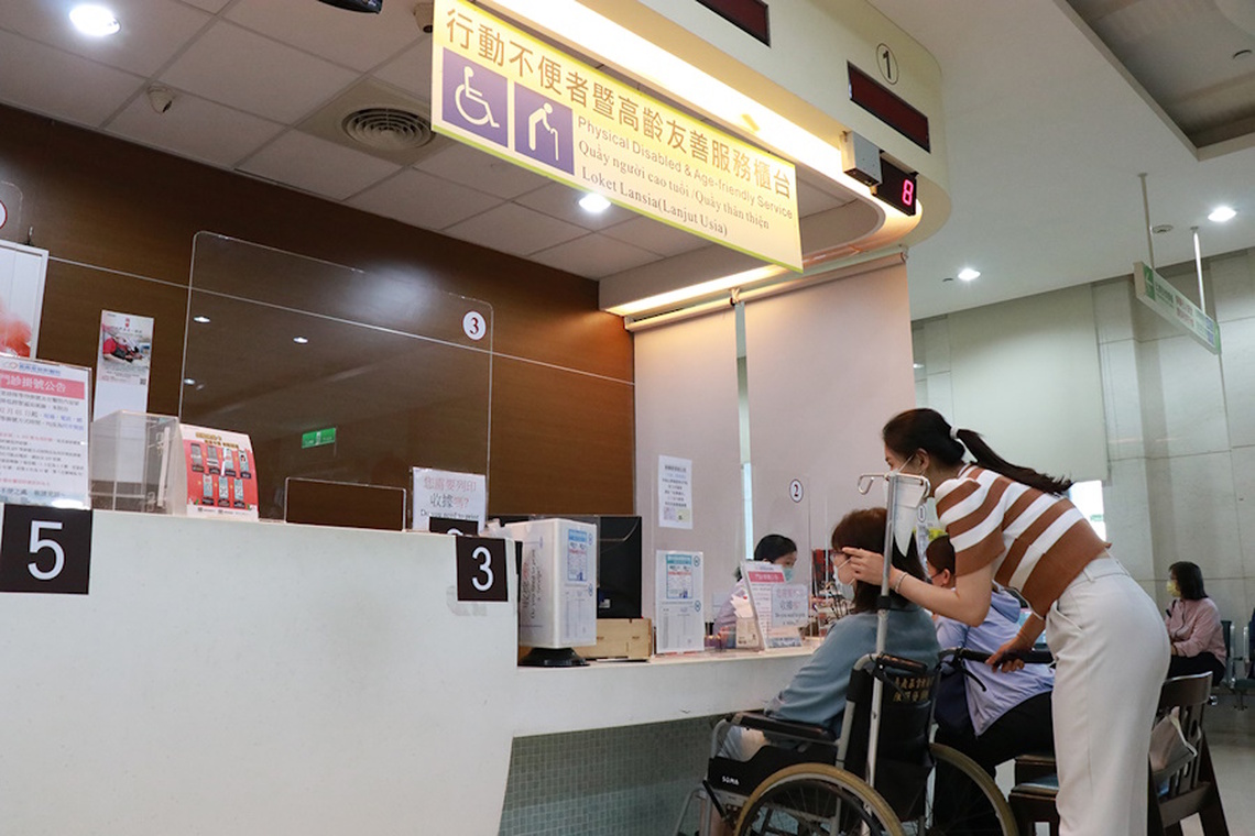 嘉基榮獲醫策會「就醫無礙標竿競賽」醫院組全國銀獎