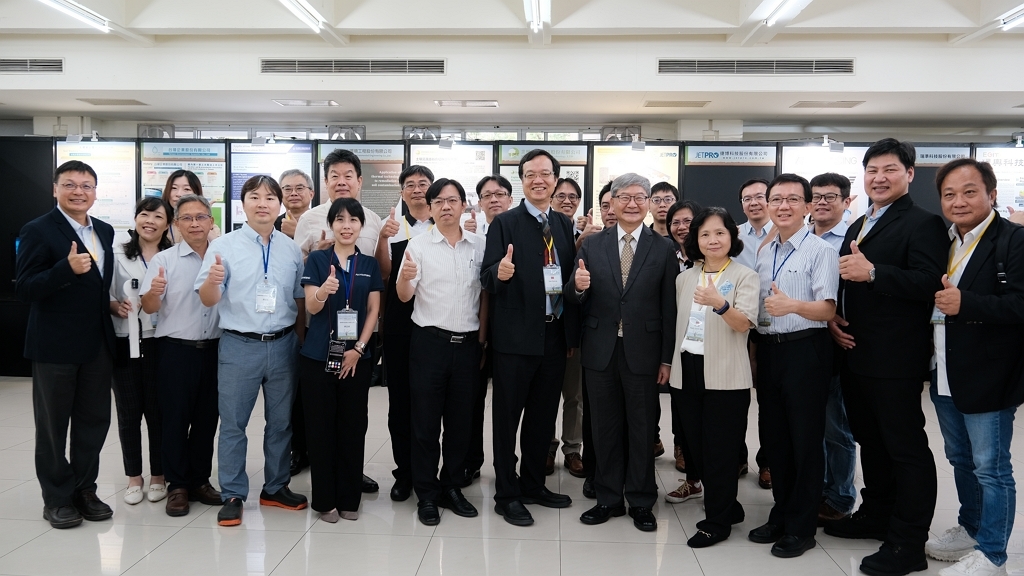 環境部沈志修次長與產學技術攤位展示者合影（圖：環境部環管署）