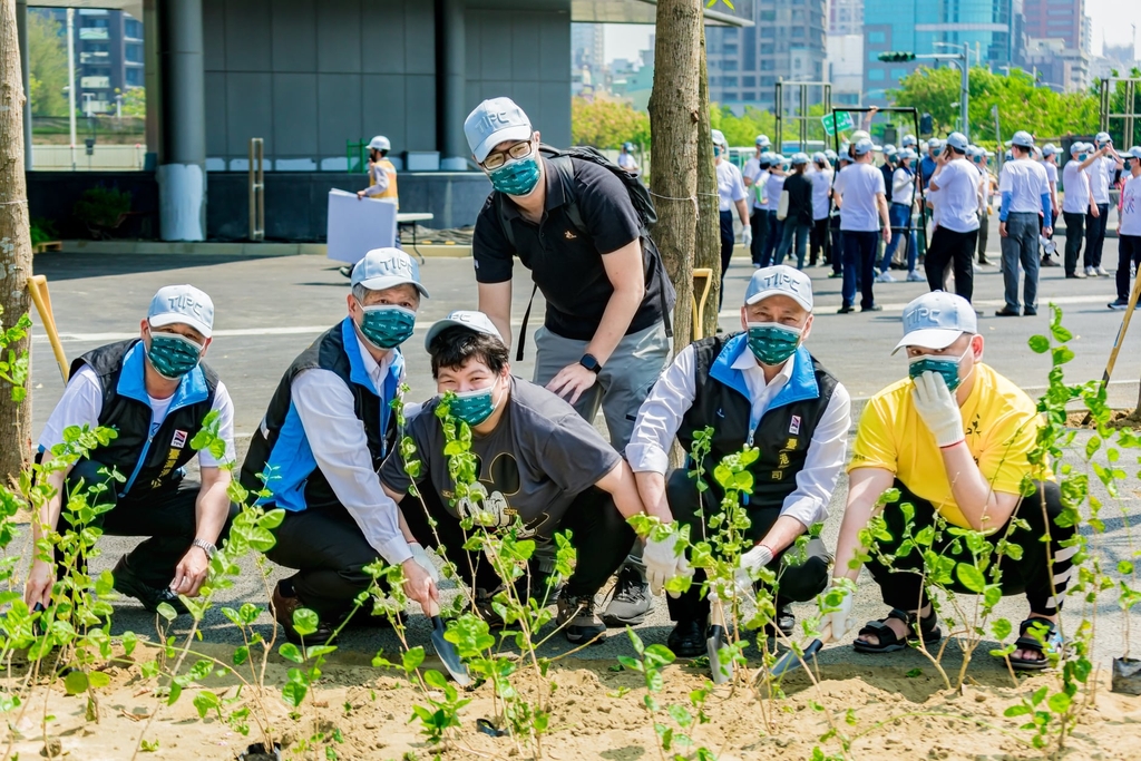 港務公司與伊甸基金會共同植樹(圖：臺灣港務公司)