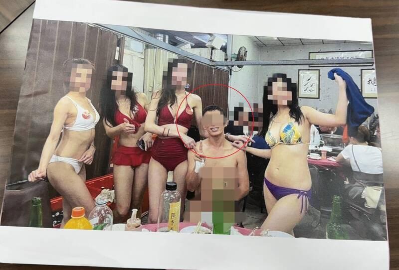 ▲張姓教師脫到內褲都不剩，旁邊女陪侍笑得合不攏嘴（圖: 記者 陳宜汶 翻攝）