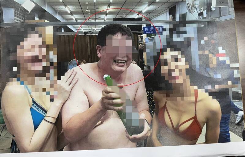 ▲今年高雄市教育芬芳錄評審施姓教師裸上身得意地開懷大笑（圖: 記者 陳宜汶 翻攝）