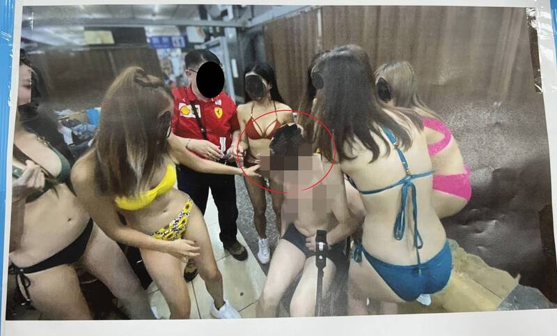 ▲葉姓教師先是脫去上衣接著脫掉外褲露出內褲與比基尼女郎們同樂（圖: 記者 陳宜汶 翻攝）
