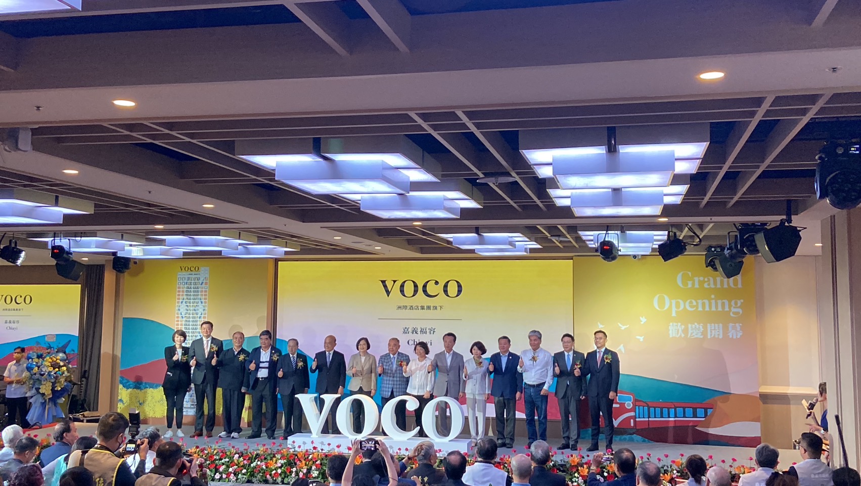▲「嘉義福容voco酒店」今(27)日開幕，中央地方藍綠政壇要角齊聚。（記者林詩涵攝影）