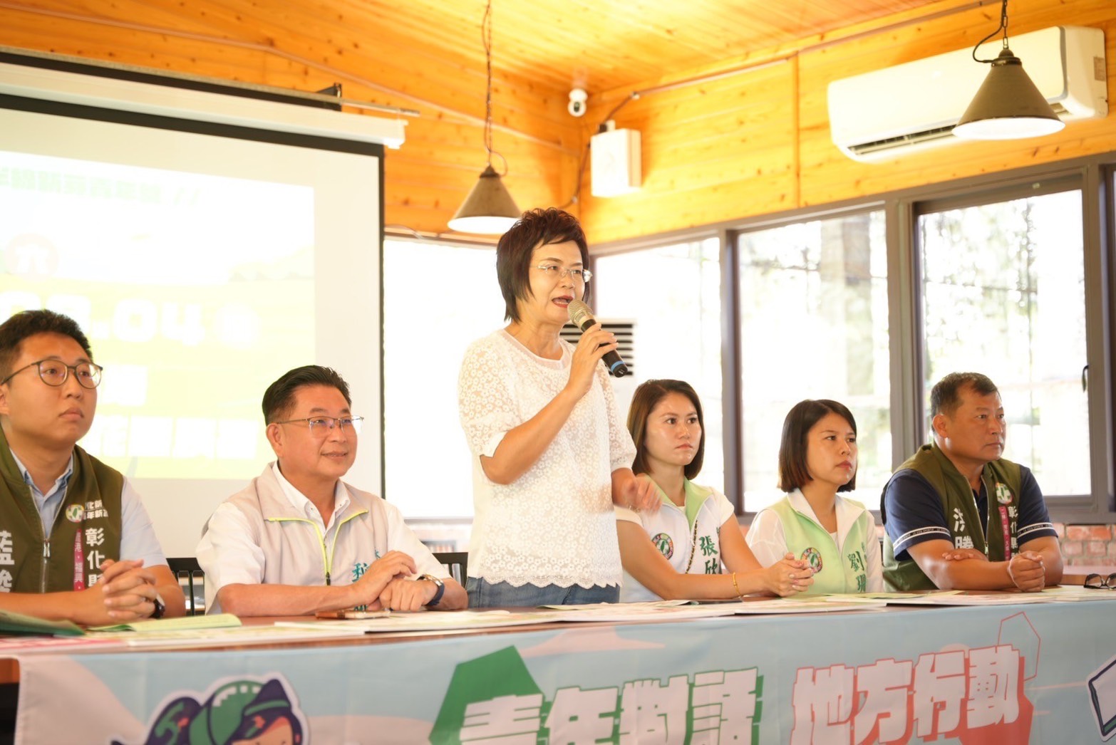 ▲曾因疫情而停辦3年，民進黨立法委員陳素月與彰化新芽連線5位縣議員合體宣布復辦「半線新芽青年營」，盼延續「青鳥行動」捲動的風潮。（記者張溎壕攝）