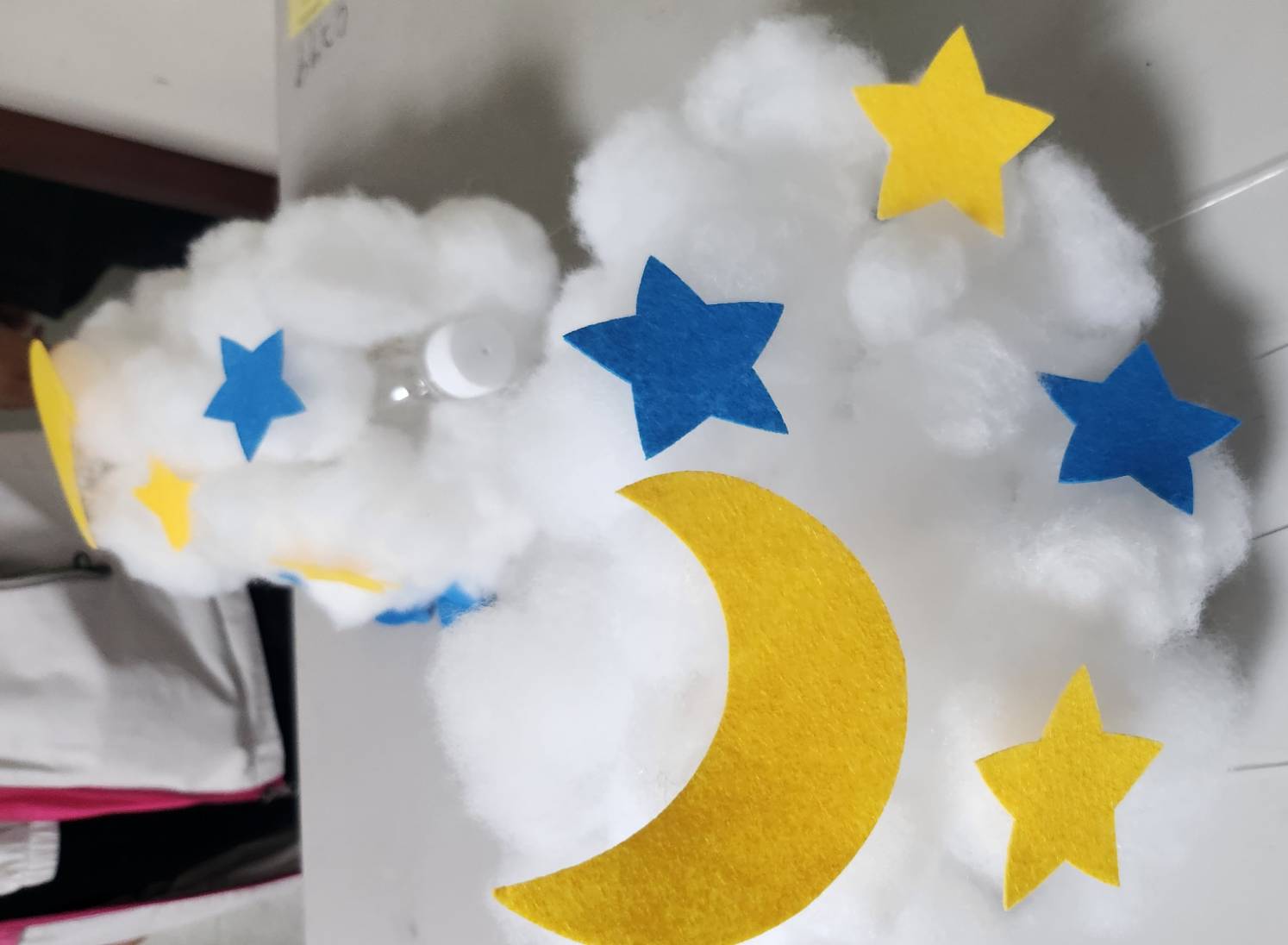 雲朵燈看似簡單，但仍需要創作者細心拿捏，才有辦法塑形成美麗的雲彩。
