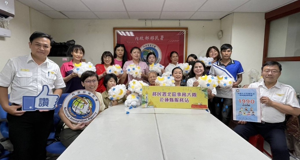 新住民學員們完成創作及了解雲朵燈意涵後，直呼充滿正能量，興奮地持作品與移民官合影。