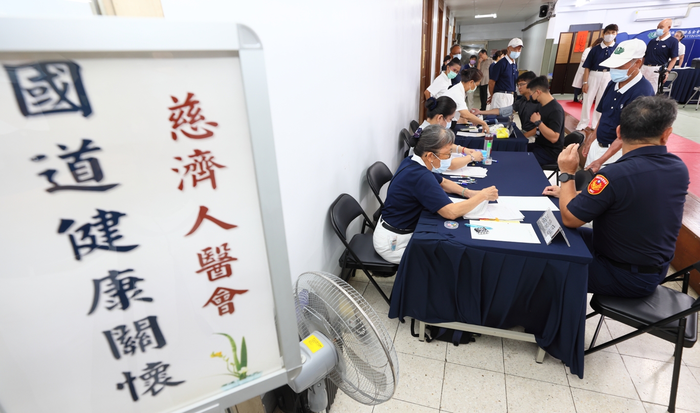 為了守護警察同仁的健康,國道公路警察局與慈濟人醫會攜手合作,並在慈警會志工郭秀里邀約下,自五月份起至七月,齊力舉辦三場次健康關懷活動。