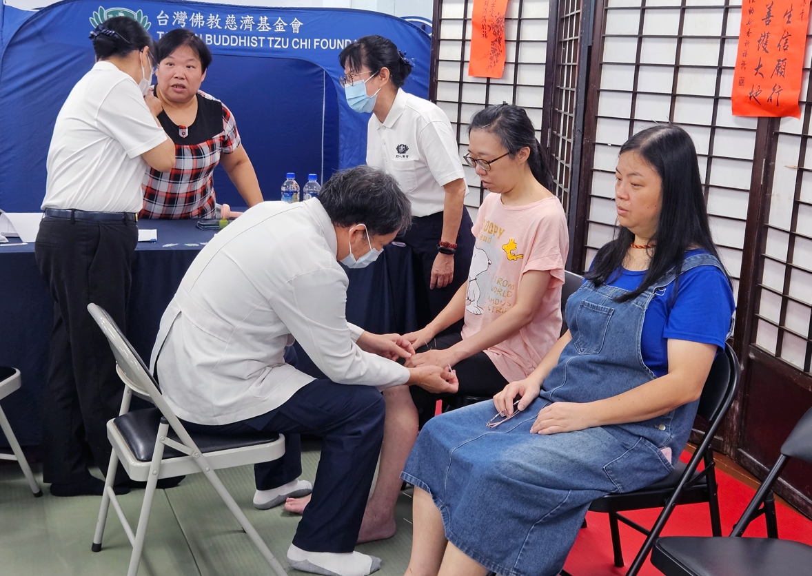 林衡毅中醫師擅長針灸,幫同仁們解除病痛,希望大家在忙碌之餘,能得到良好的調適。