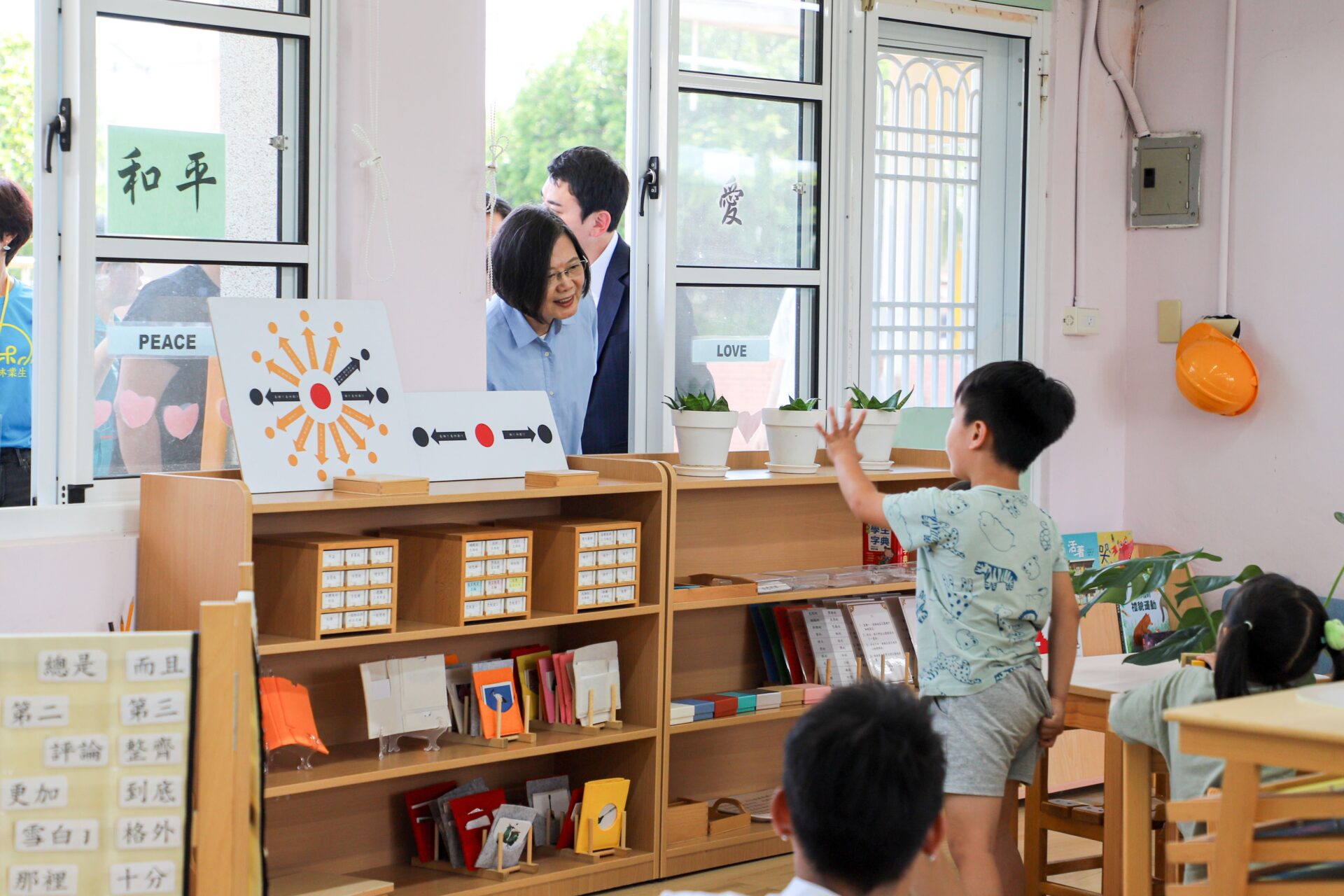 蔡英文參訪嘉義縣首所KIST實驗小學 欣賞創新教育成果