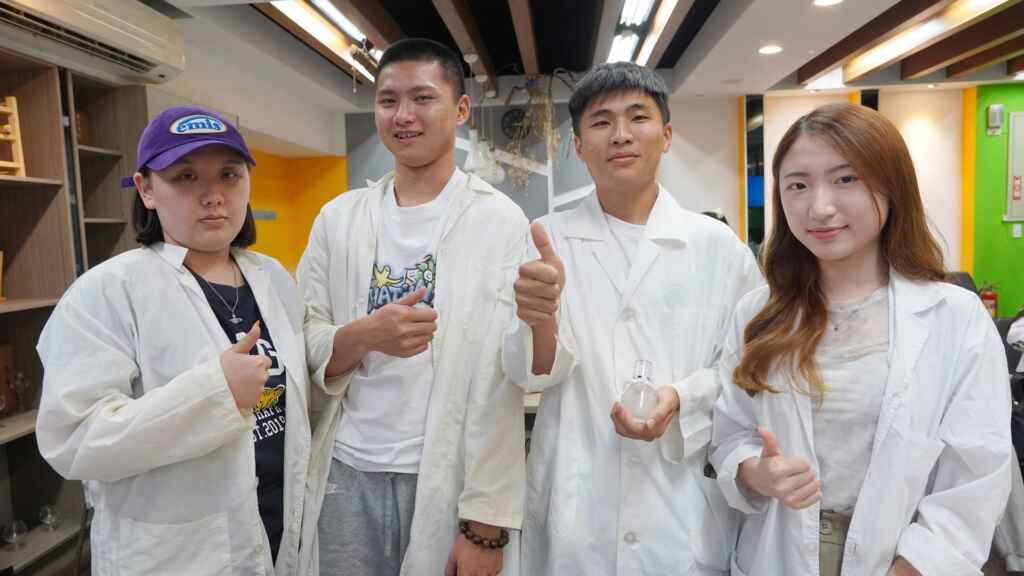 ▲大葉大學藥保系二年級學生介紹他們用蓮霧花做的噴霧凍膜。(大葉大學提供)