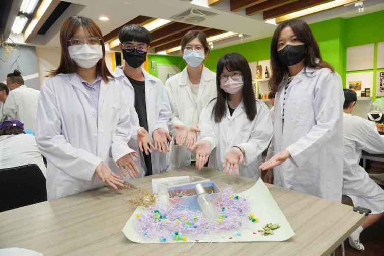 ▲大葉大學藥保系中藥化妝品學課程學生展示期末成果。（大葉大學提供）