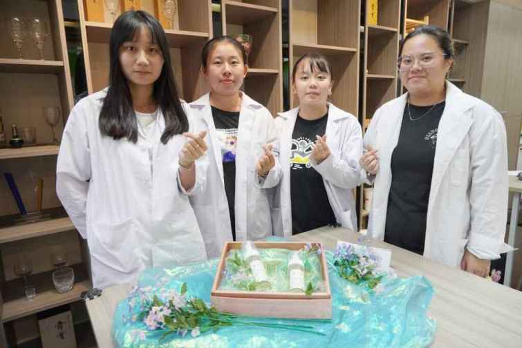 ▲大葉大學藥保系獲教育部教學實踐研究計畫獎助，課程讓學生分組開發保養品。（大葉大學提供）