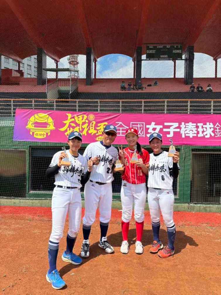 ▲「接棒未來」及「元夣」隊不負眾望拿下冠亞軍，將與其他女棒隊組成最強代表前進世界盃，力拼最佳成績。（頂新和德文教基金會提供）