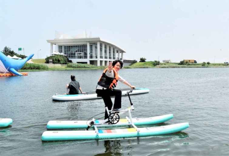 ▲今年彰濱海FUN一夏慶安水樂園活動新增了水上美拍漂浮、身障水上體驗及寵物SUP，彰化縣長王惠美邀請大家來彰化，共度愉快的暑假FUN一夏。（彰化縣政府提供）