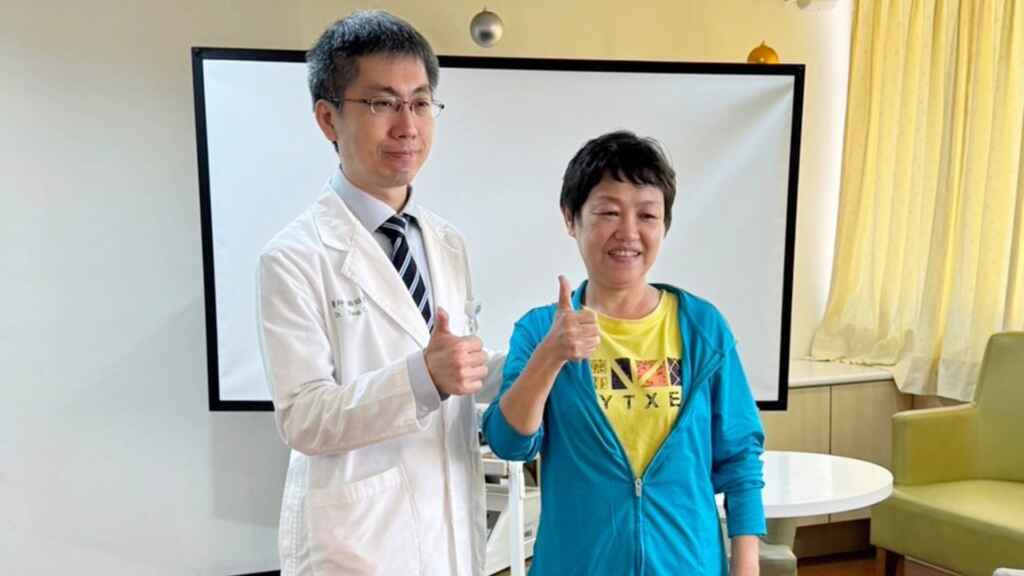 ▲6旬婦人中風,右手癱軟無力,行走困難,經中醫大附醫台北分院靜脈雷射治療大幅改善中風後遺症 ,中風失能程度(mRS)從4分降至目前2分,目前僅需一般復健治療。(中醫大附醫提供)