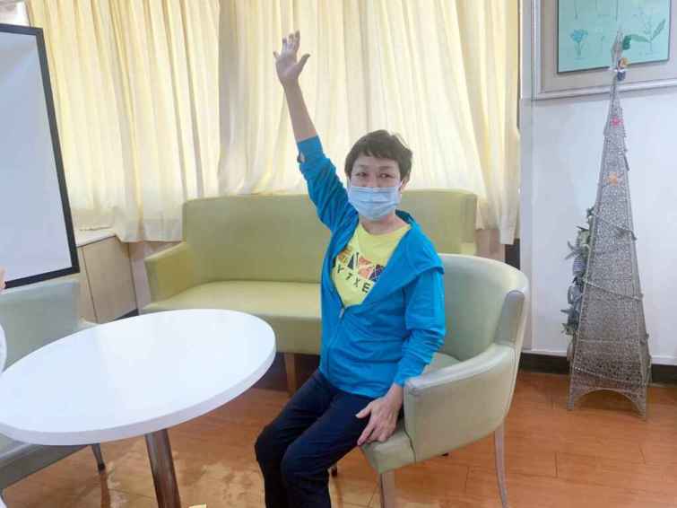 ▲林姓婦人經治療右手腕力量改善，目前講話清晰，右手正常使用湯匙筷子，舉手也不吃力。（中醫大附醫提供）
