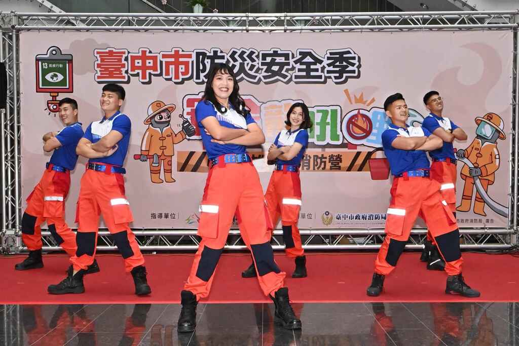 ▲台中市暑期消防營隊明開放報名,今天記者會安排消防猛男、女力表演吸引目光。(記者張玉泰攝)