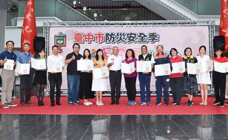 ▲台中市政府消防局今年特別規劃的「安全龍吼哩-小小英雄」暑期消防營隊活動，記者會上安排體驗關卡讓學童們學習CPR。（記者張玉泰攝）