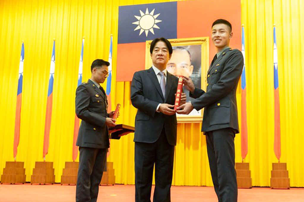 ▲賴清德總統今天上午出席「113年三軍八校院聯合畢業典禮」,期許每位同學勇敢、有信心地踏出每一步,讓國軍更加穩健,讓國家更加壯大,大家一起加油。(總統府提供)