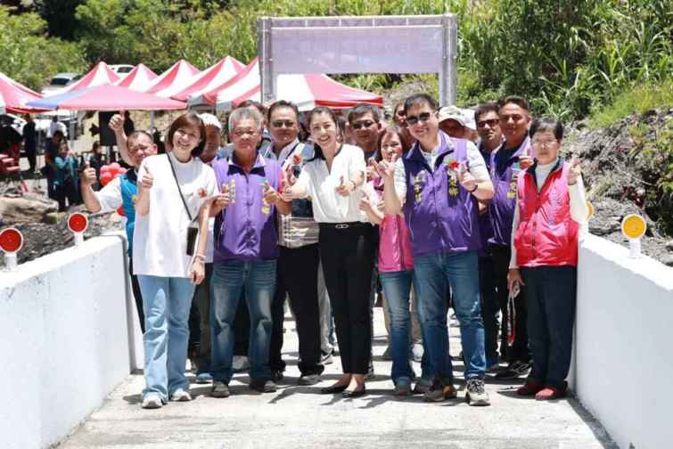▲南投縣長許淑華由原民局長史強陪同，前往仁愛鄉發祥村參加梅村部落往力行鋼便橋改善工程的通車典禮。（記者張玉泰攝）
