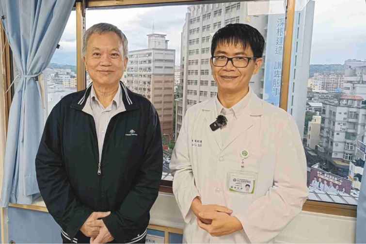 ▲韓紹禮副主任（右）與張永華副院長（左）帶領彰基創新研發中心，進駐中部科學園區管理局。（彰基醫院提供）