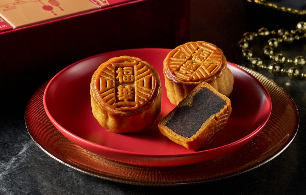 珍珠坊的廣式月餅共有四種口味,當中以綿密香甜的棗泥桂圓最為經典。(台北福華大飯店提供)