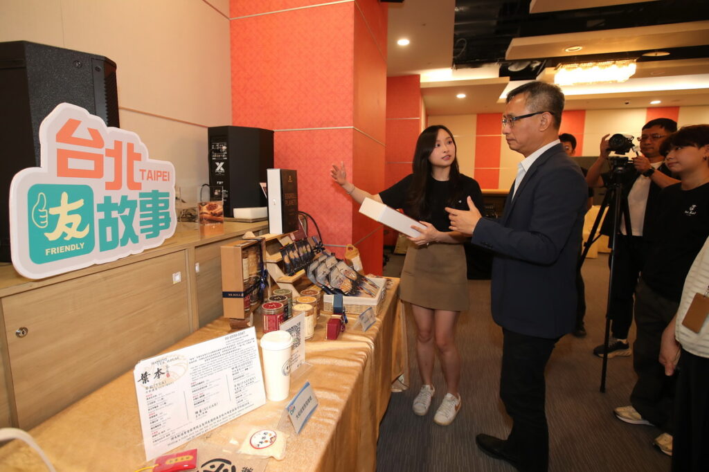 張溫德副秘書長與台北友善店家-Mr.Roll手工蛋捲互動