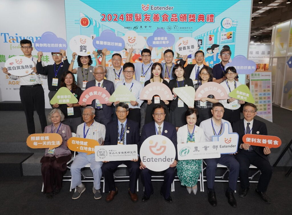 農業部黃昭欽次長(中)、李紅曦司長(右3)、食品所廖啓成所長(左3)、台灣銀髮族協會合影