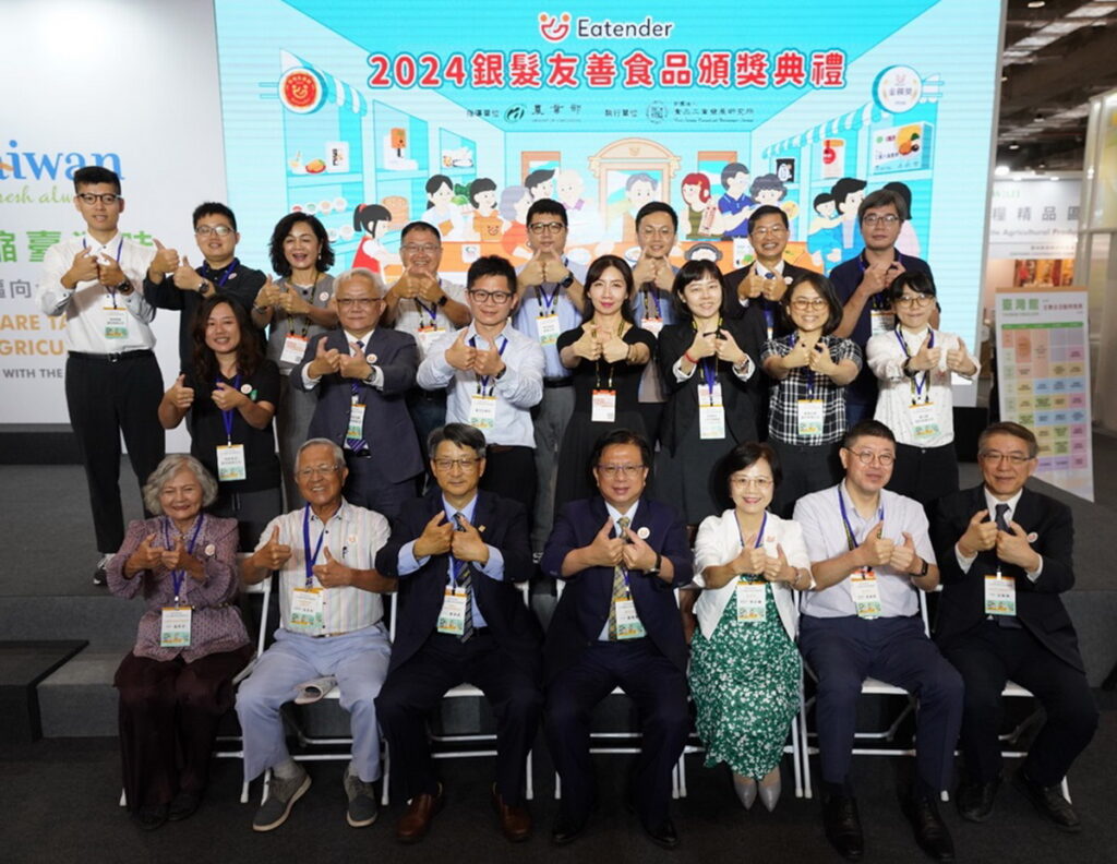 農業部黃昭欽次長(中)、李紅曦司長(右3)、食品所廖啓成所長(左3)、台灣銀髮族協會合影