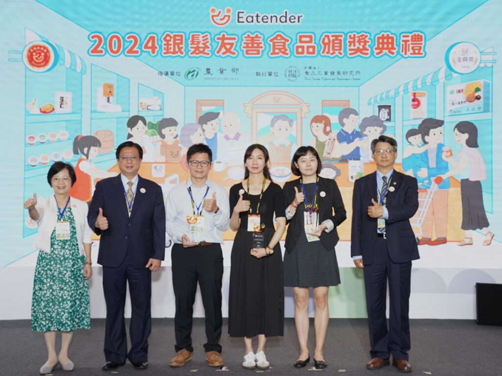農業部黃昭欽次長(左2)、農業科技司李紅曦司長(左1)、食品所廖啓成所長(右1)與得獎者合影