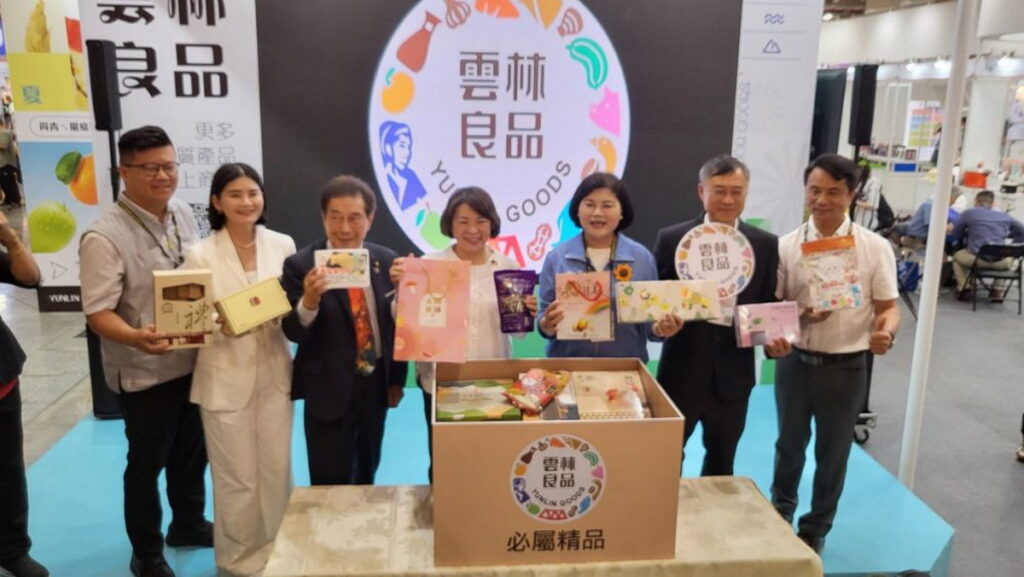 張麗善縣長(右3)與貴賓及參展廠商共同開啟裝載著雲林良品的包裹象徵擁有雲林良品標誌的農特產品。