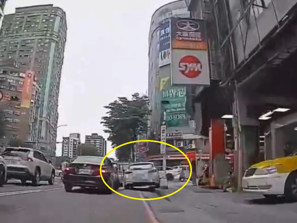 涉嫌偷娃娃機公仔 鎖定車輛圍捕29歲男竟衝車逃 222 cnews204240627a01