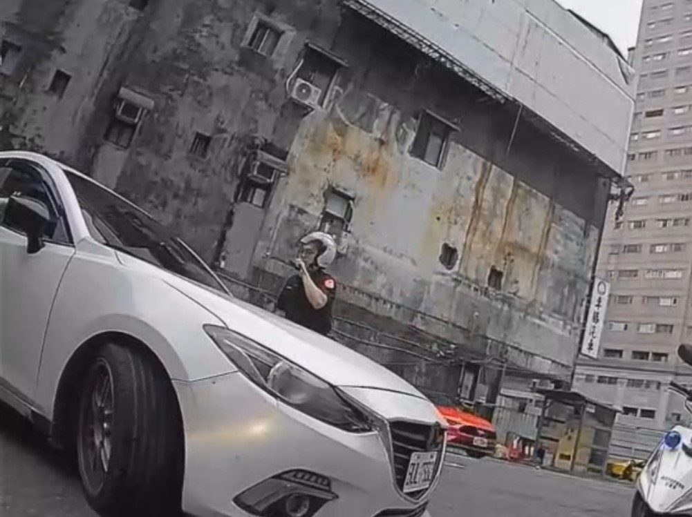 涉嫌偷娃娃機公仔 鎖定車輛圍捕29歲男竟衝車逃 223 cnews204240627a02