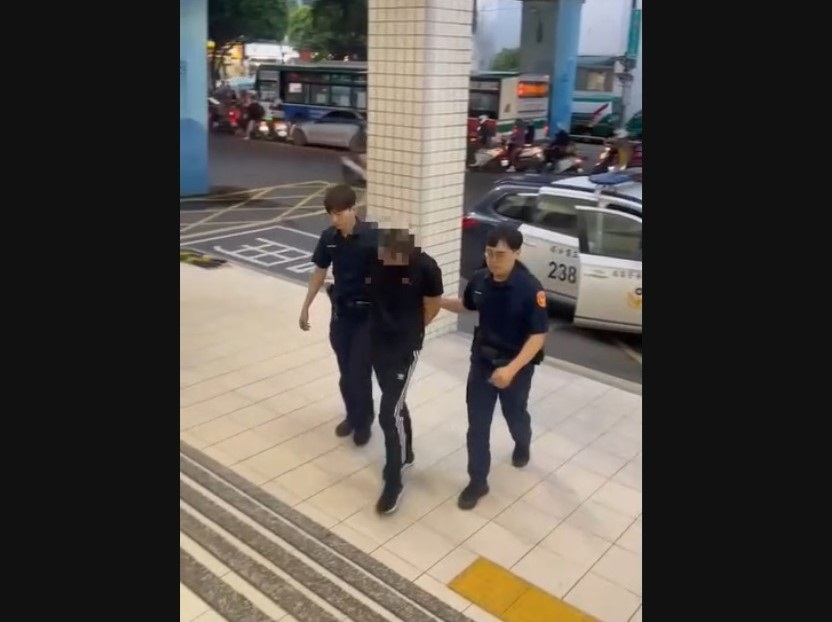 涉嫌偷娃娃機公仔 鎖定車輛圍捕29歲男竟衝車逃 224 cnews204240627a03