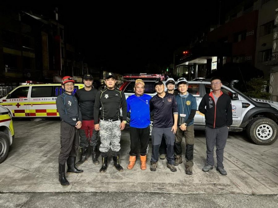 南投縣仁愛鄉干卓萬山域事故 救護傷患移至直升機吊掛點送醫