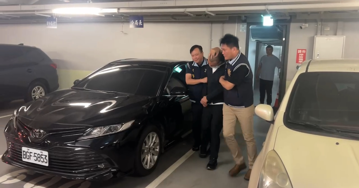 新店警方移送槍手高嫌。(記者徐煜勝翻攝)