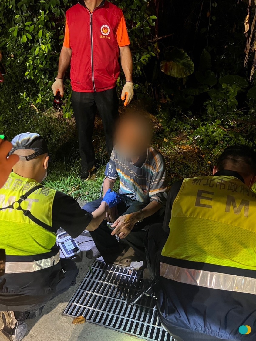 三峽警消即時搶救失智老翁。(記者徐煜勝翻攝)