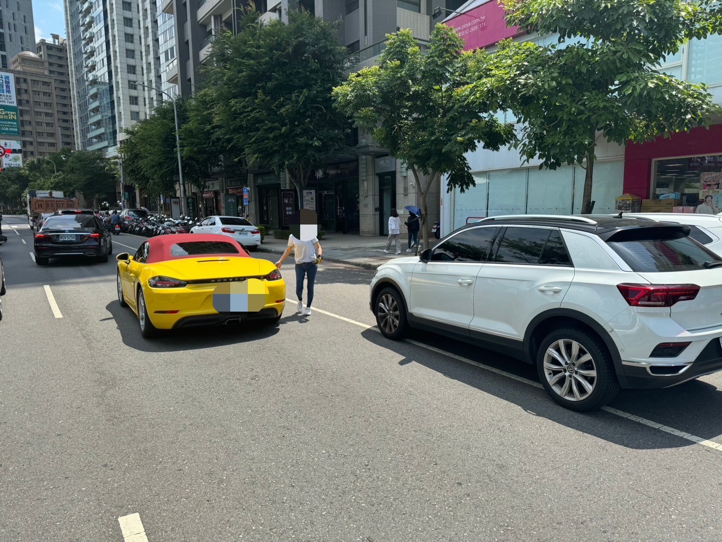 警方已調閱監視器還原事故經過，初步研判事故主因為蘇姓女子在變換車道時未禮讓直行車輛。（記者黃荷琇 翻攝）