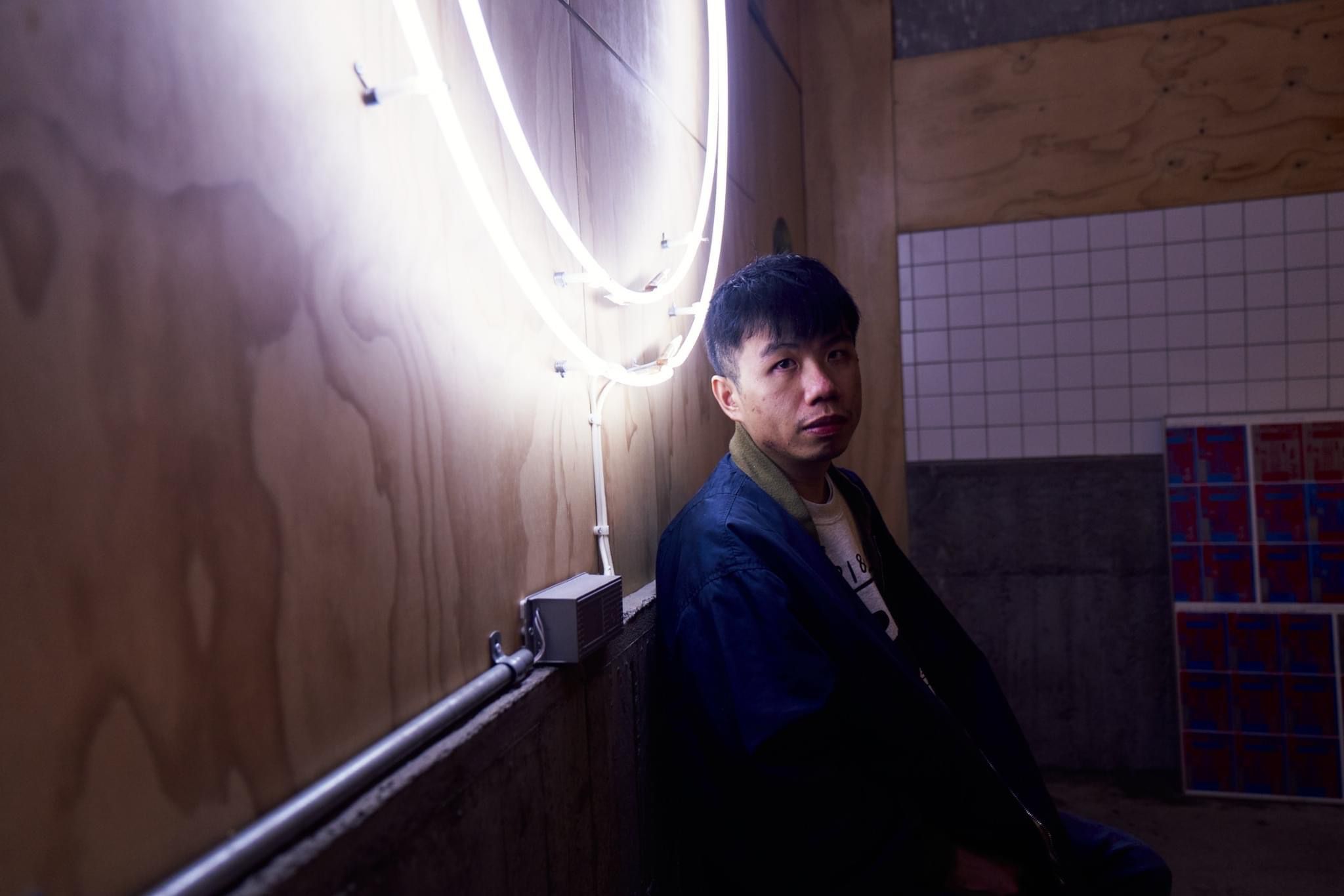王信權。音樂文字工作者,寫過新活水、The Big Issue、Shopping Design、KKBOX、扭耳仔及 VICE China 等,文字集結於「瓦瓦的專欄時間」。