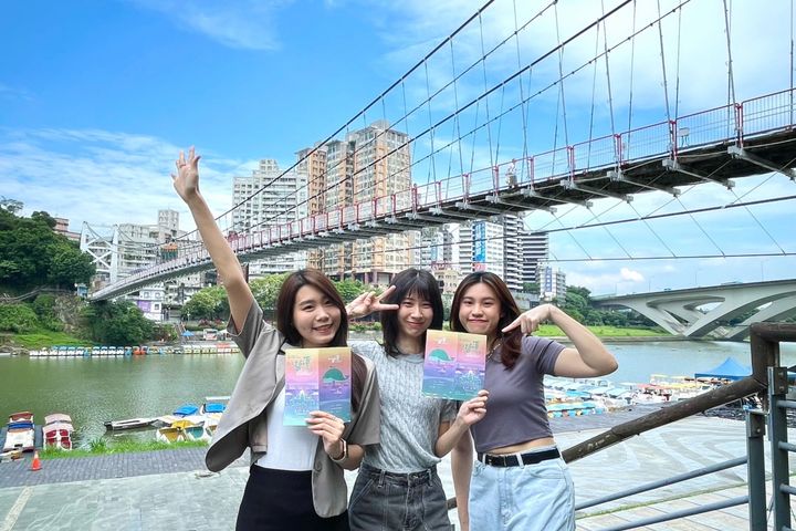 巨型鯨魚游進碧潭 水舞地景鯨艷亮相