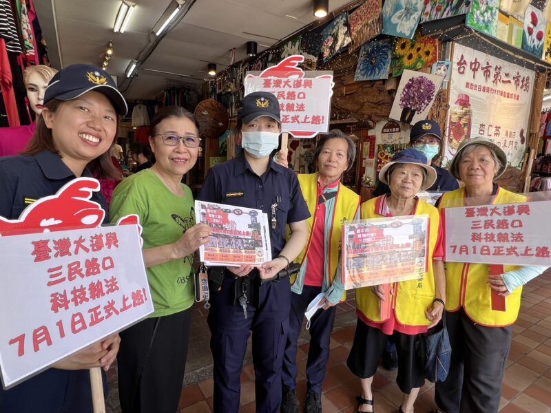 中警一分局與志工媽媽聯手宣導 中市路口科技執法7月啟用。