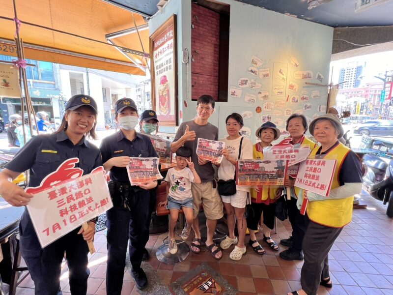 中警一分局與志工媽媽聯手宣導 中市路口科技執法7月啟用。
